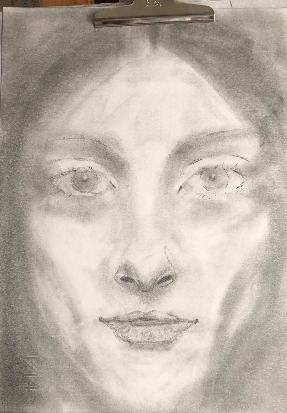 Volto di donna a quattro mani, fusaggine a tampone e grafite su carta 21x30 cm di Debora Cingano e Giulia Della Sala, 2024 — ritratto femminile frontale realizzato a due