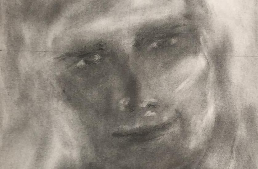 Studio del volto primigenio, ritratto in fusaggine a tampone su carta di Debora Cingano, 2025 — volto che emerge dalla materia, sguardo antico e sospeso