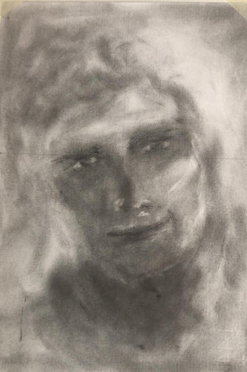 Studio del volto primigenio, ritratto in fusaggine a tampone su carta di Debora Cingano, 2025 — volto che emerge dalla materia, sguardo antico e sospeso