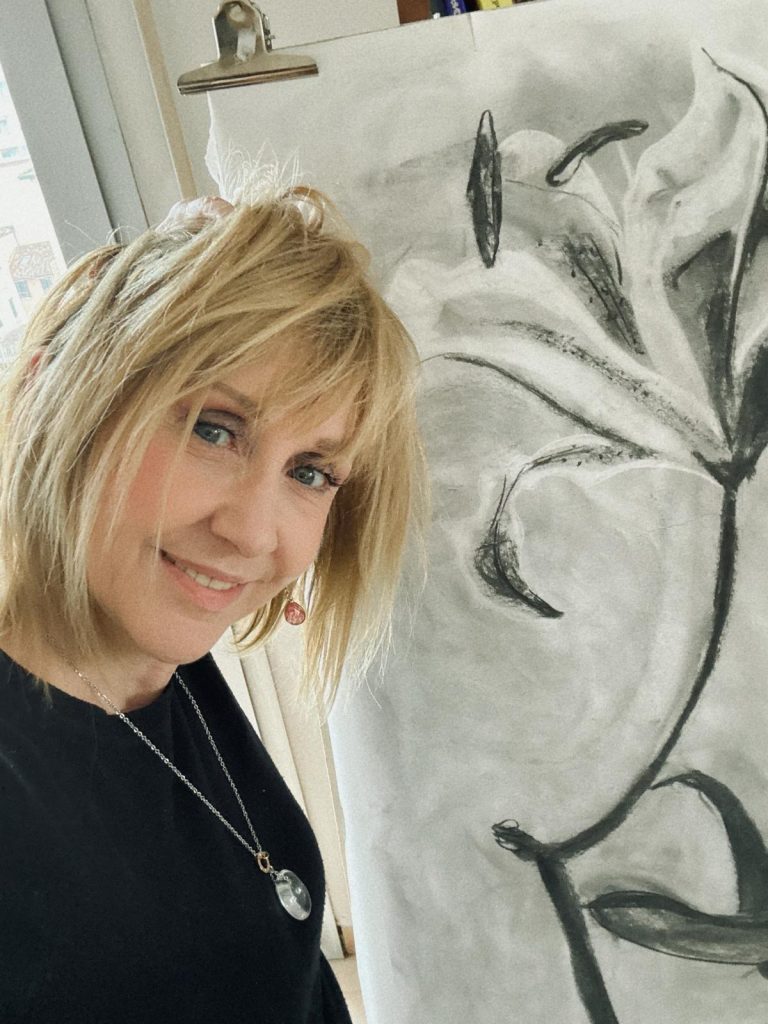 Debora Cingano davanti ad un disegno in grafite di un giglio