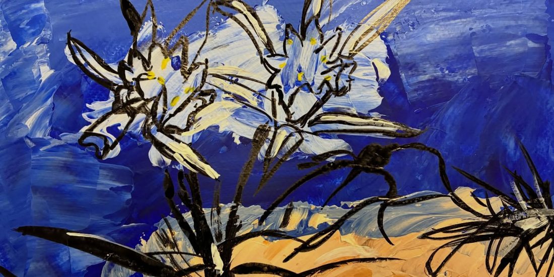 Gigli di mare, dipinto in acrilico con spatola e inchiostro su carta da acquerello 21x30 di Debora Cingano, 2026 — fiori bianchi su sfondo blu oltremare e sabbia
