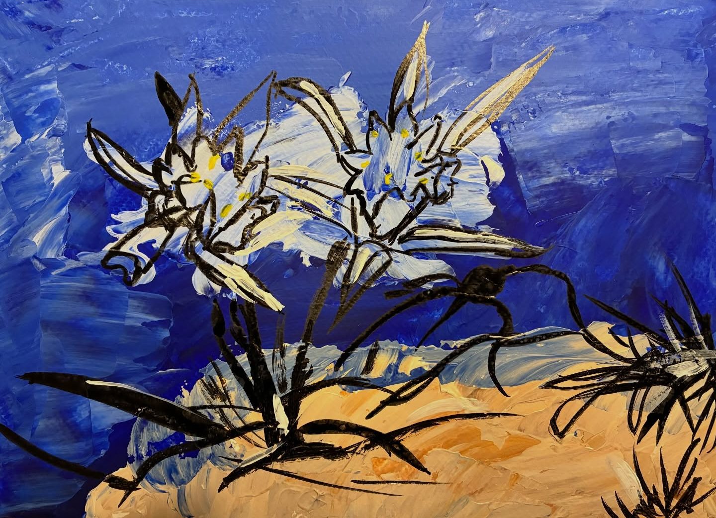 Gigli di mare, dipinto in acrilico con spatola e inchiostro su carta da acquerello 21x30 di Debora Cingano, 2026 — fiori bianchi su sfondo blu oltremare e sabbia